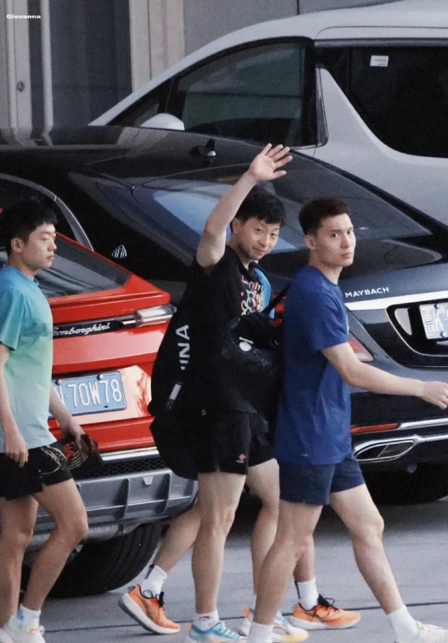 马龙好可爱 北京时间8月7日,马龙和小袁,于子洋一起去吃饭,边走边聊天