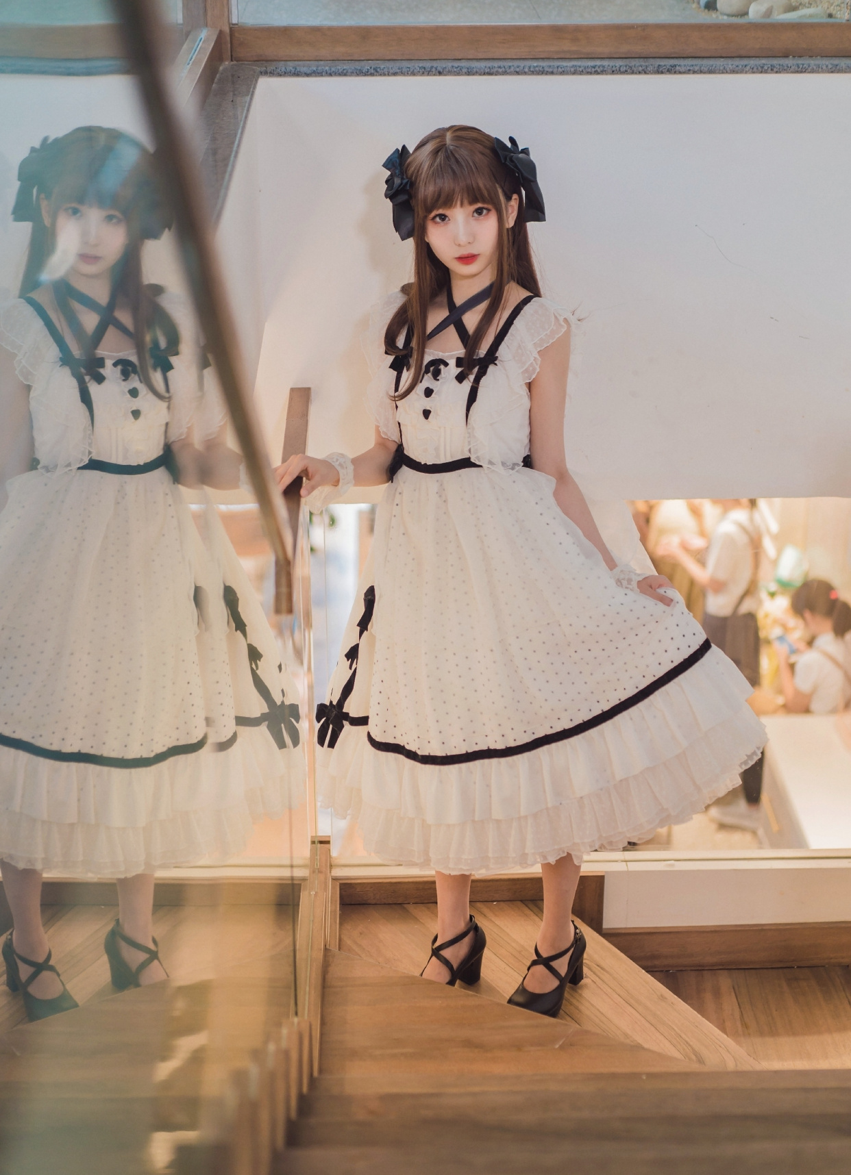 一脸温柔的洛丽塔小姐姐,轻纱薄裙,带点娇羞,明媚而动人