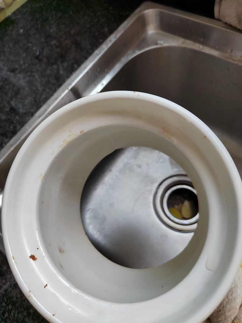 造孽哦…谁家的砂锅烂的这么完整啊?