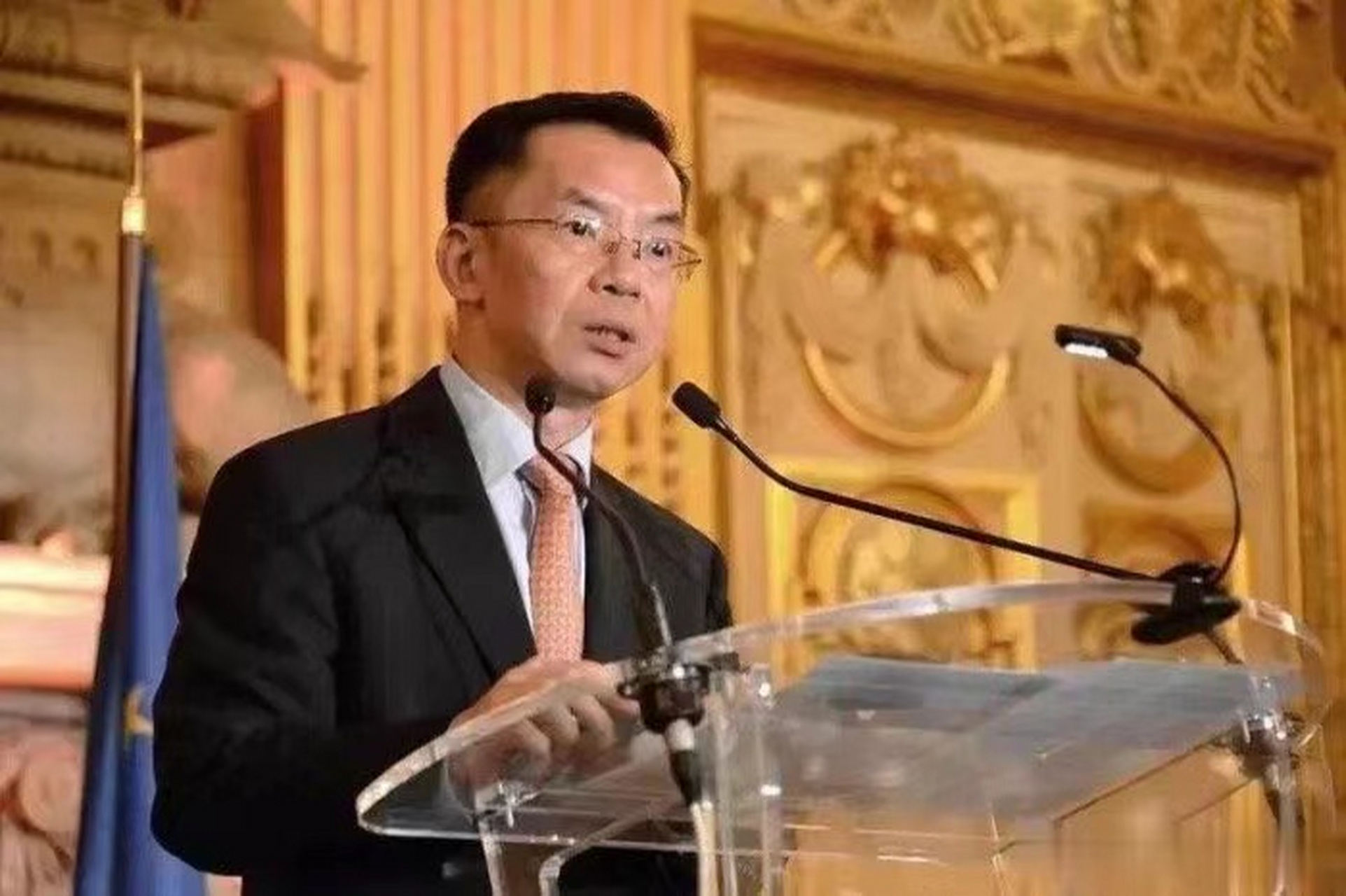 "  卢沙野近日接受法国电视台lci主持人罗契宾法语专访.