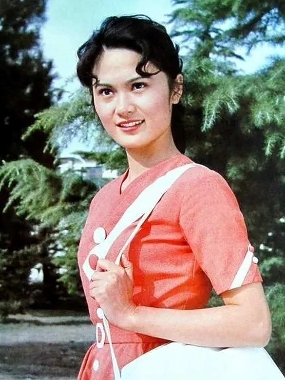 韩月乔有一种坚韧的感觉,有舞蹈演员的柔美又不失正气凛然的气质,坚韧