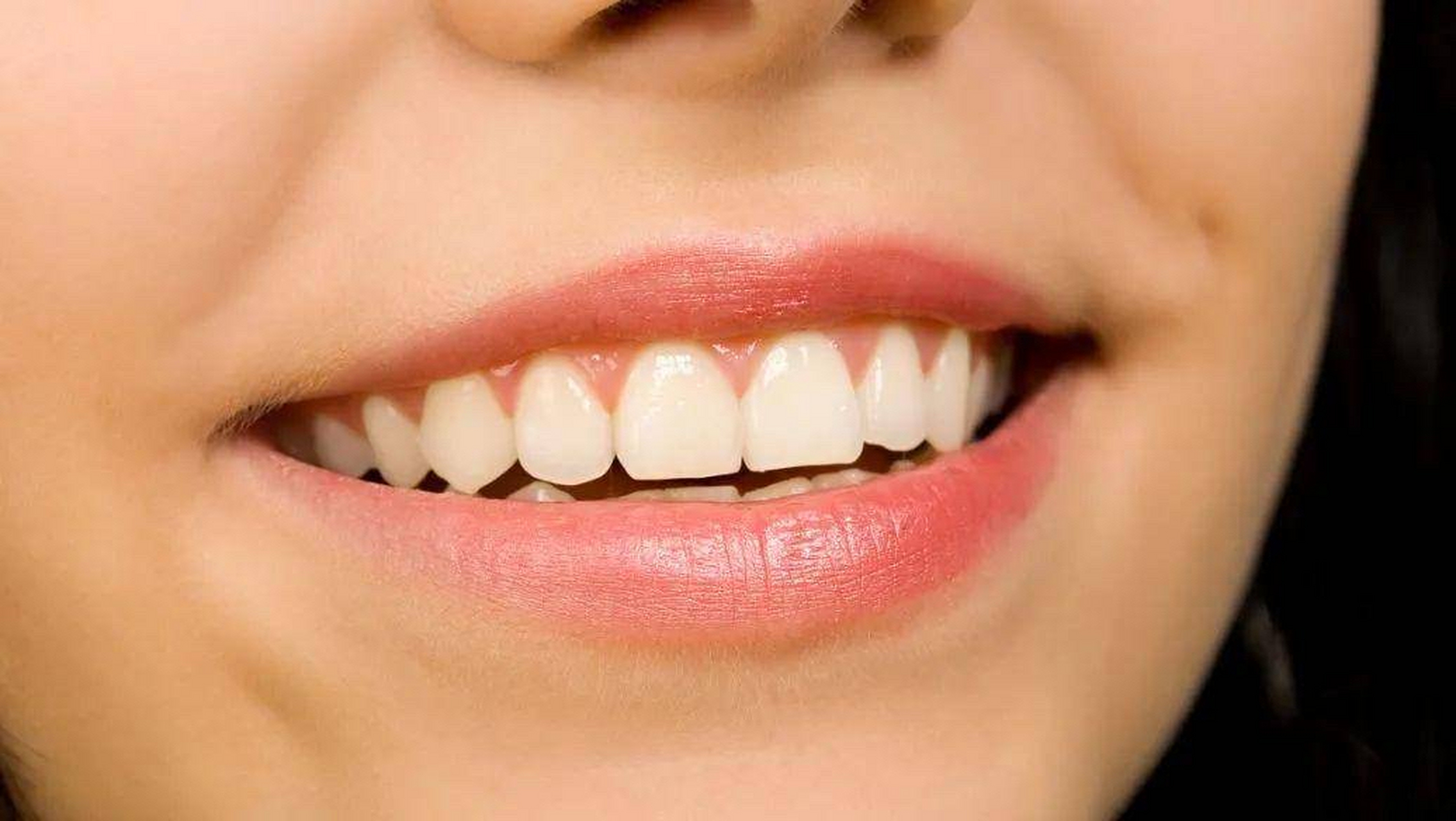 牙齿的颜色主要是由牙釉质的透明度决定的,而牙釉质矿化比较完全的人