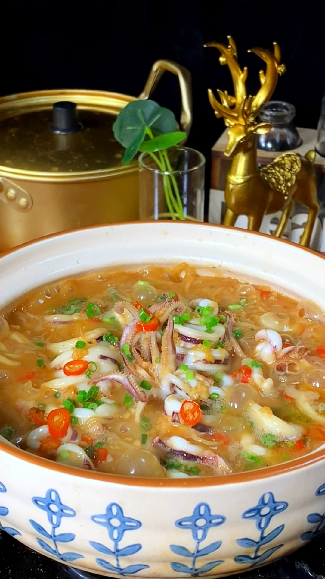 冬天很多女孩子都很喜欢的一道五花肉鱿鱼粉丝煲,鲜香滑嫩,喜欢的朋友