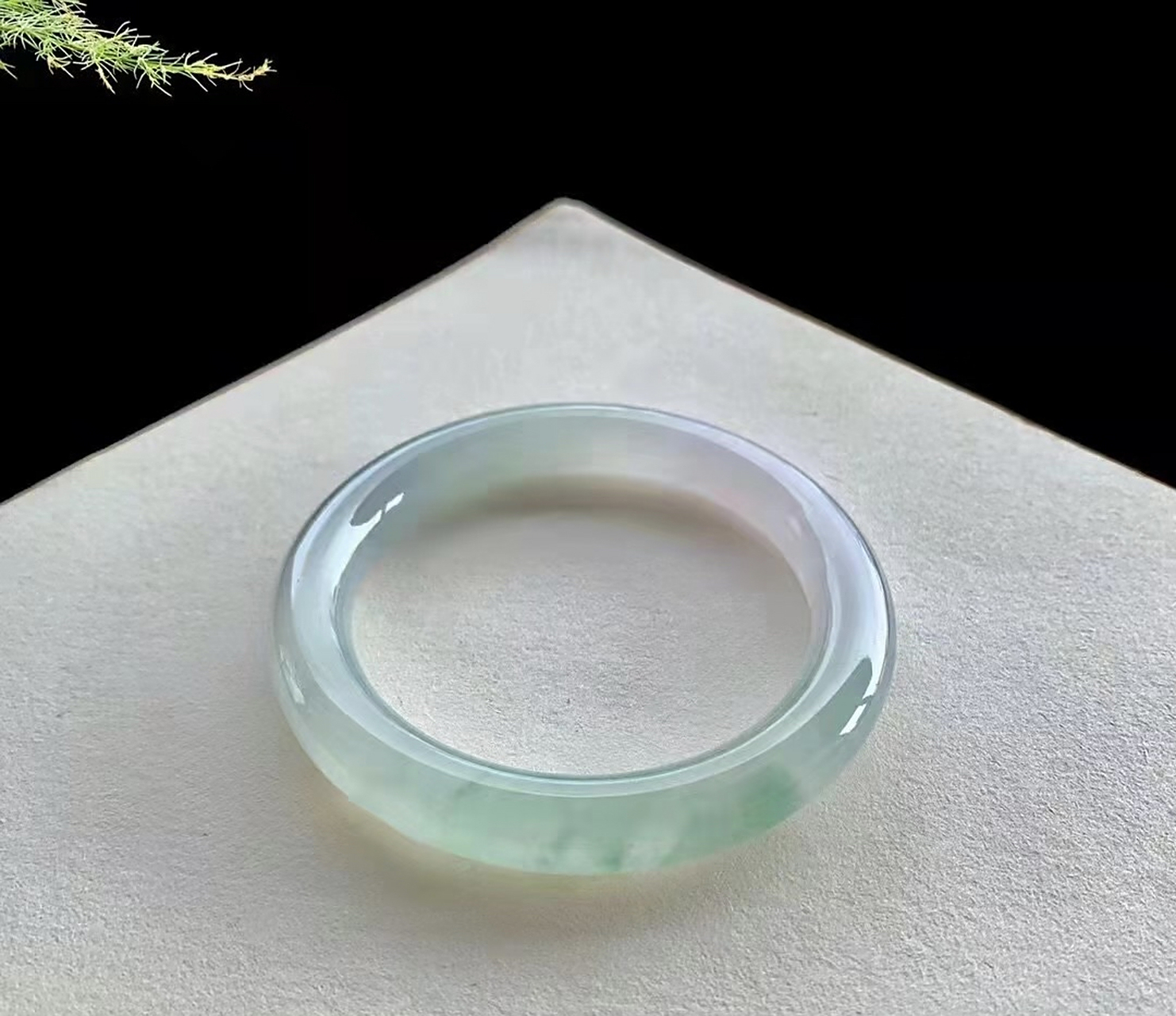 冰壶玉尺,出尘不染,绿飘花带紫圆条玉鐲～ 水润色辣,冰莹水润,晶莹