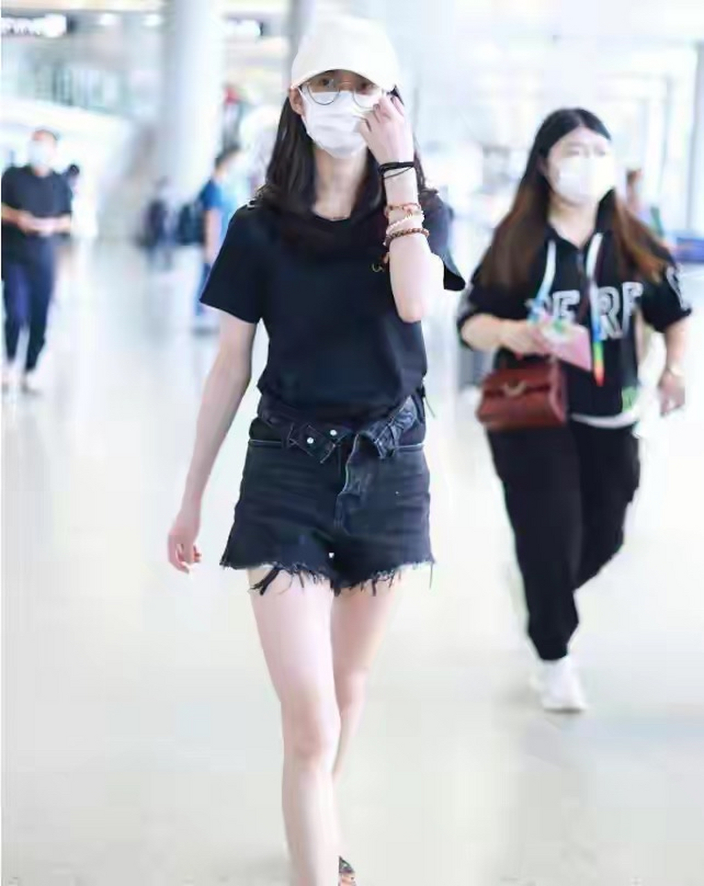 穿在陈玉琪身上,也让陈玉琪一双白嫩而又迷人的美腿展露得淋漓尽致