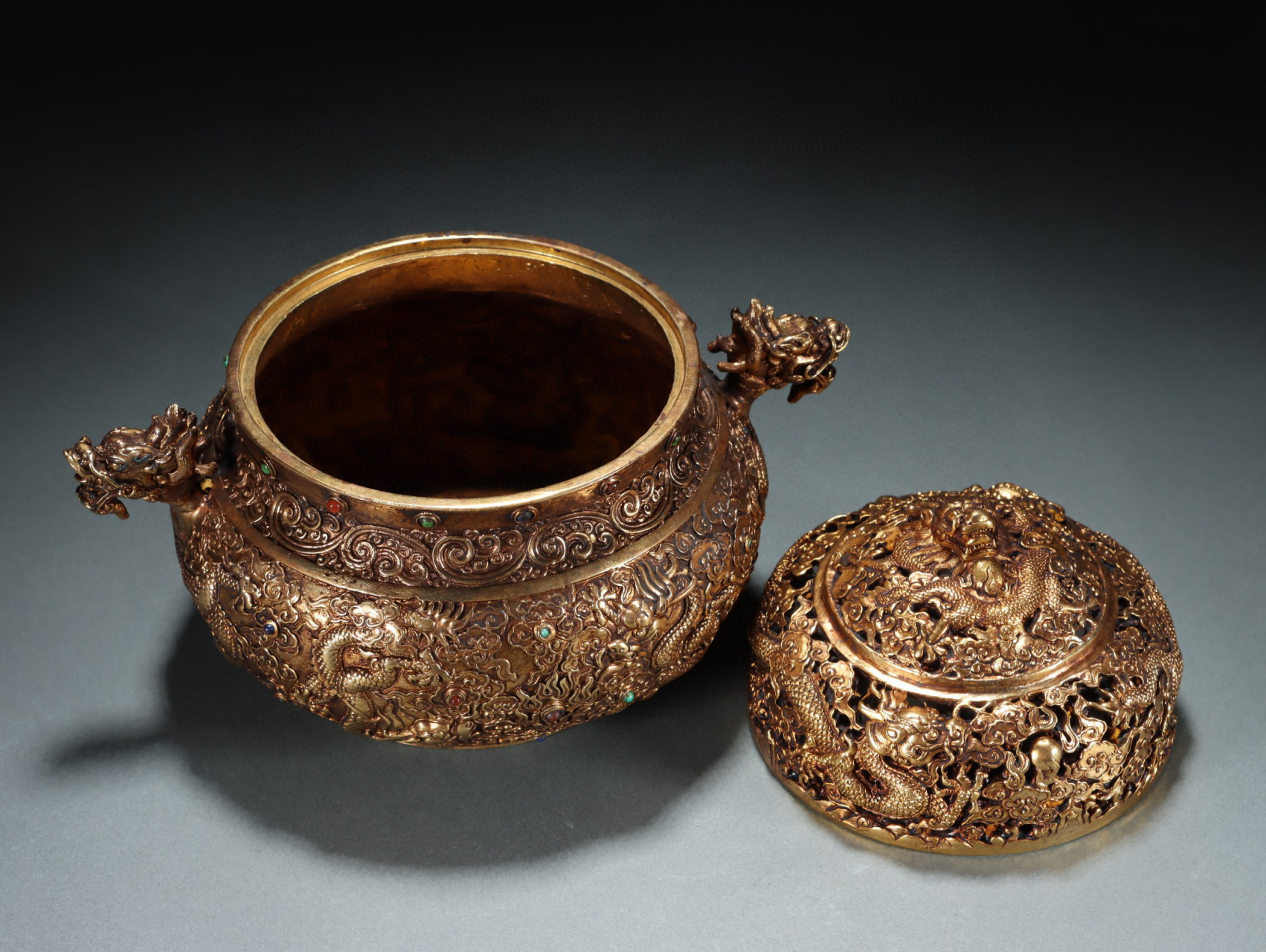 清代铜鎏金满錾龙纹香薰炉 规格:宽22.5㎝高16.5㎝重1841g