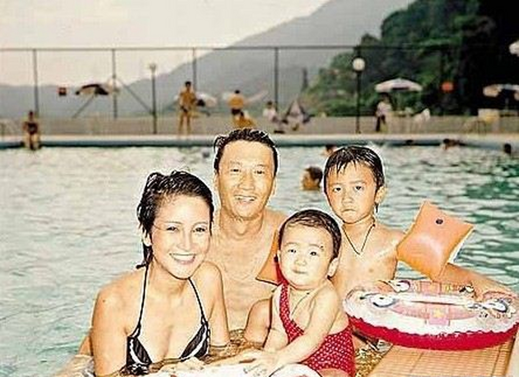 "四哥"谢贤一家四口.