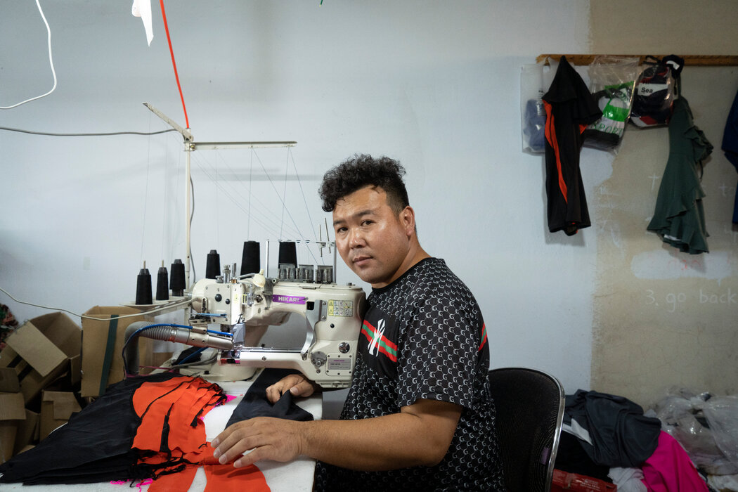 “都没有工作做,都不挣钱,”在兴城一家小工厂里缝制泳衣的姚海伏说。