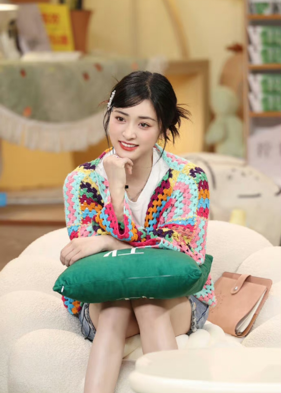 沈月新发型,加上彩色穿搭,还挺好看的. #沈月