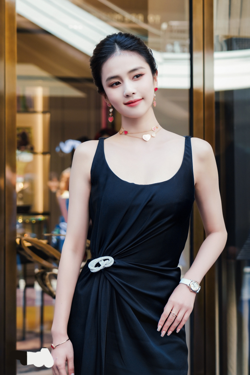 白鹿出席chopard萧邦品牌活动,优雅的像一只小天鹅.