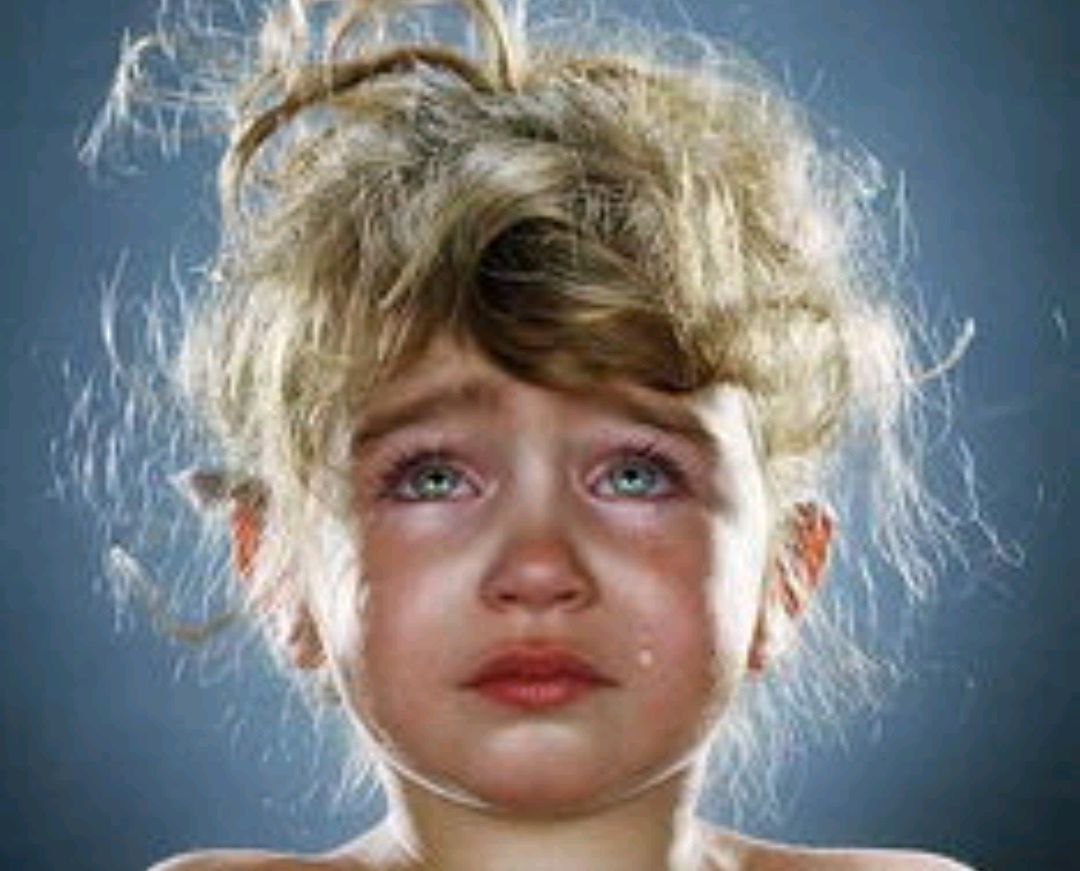 小孩发烧老人就拿刀把她肚脐剜个洞,搞些锅底灰撒上面,活活疼死