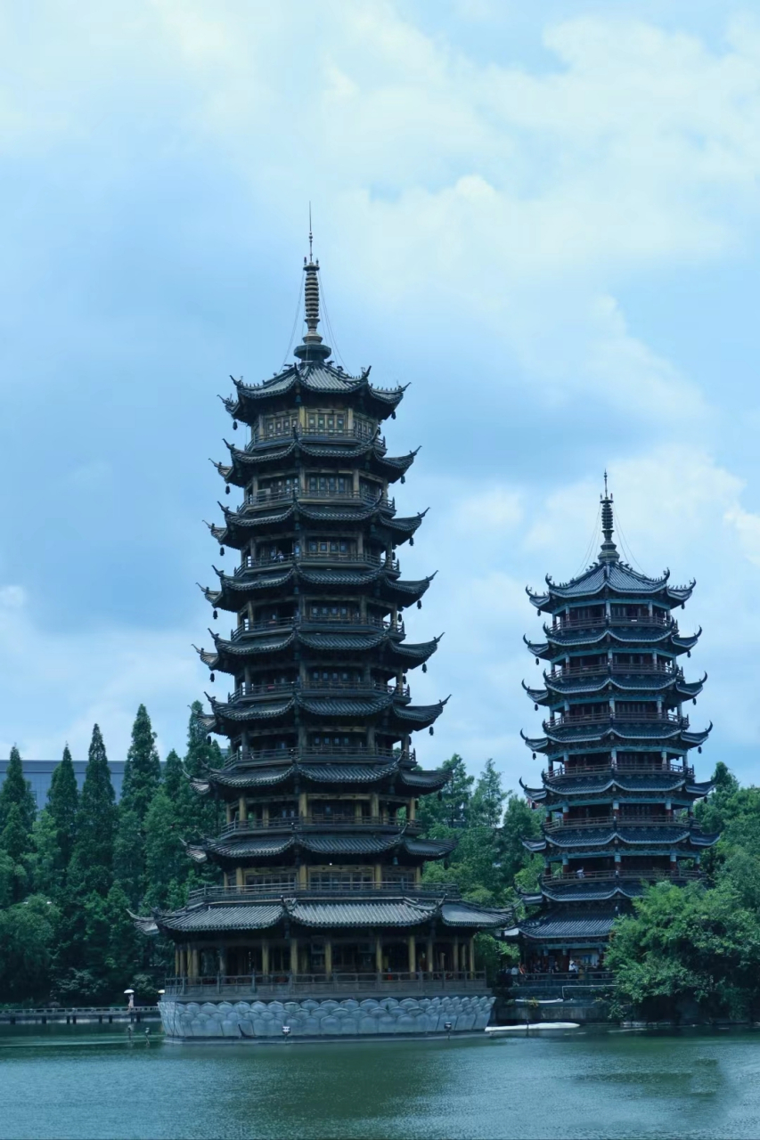 这是我拍的日月双塔,想看看大家拍的.#桂林# #广西# #旅游