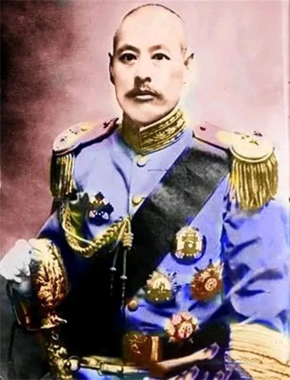 吴佩孚妻子回了娘家,吴母把儿子带到干女儿房间说:"你娶了佩兰吧,今晚