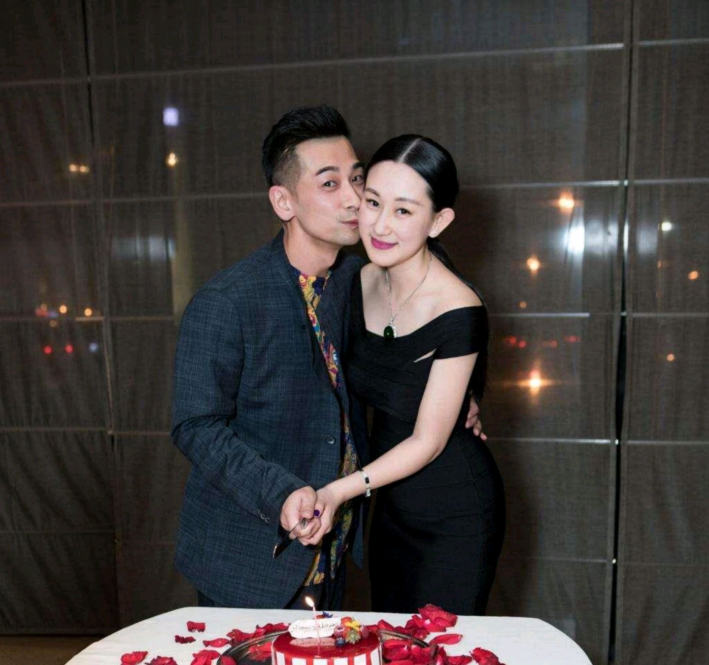 赵文卓太太张丹露,妥妥的人间真实!大肚腩,粗胳膊粗腿随便晒!