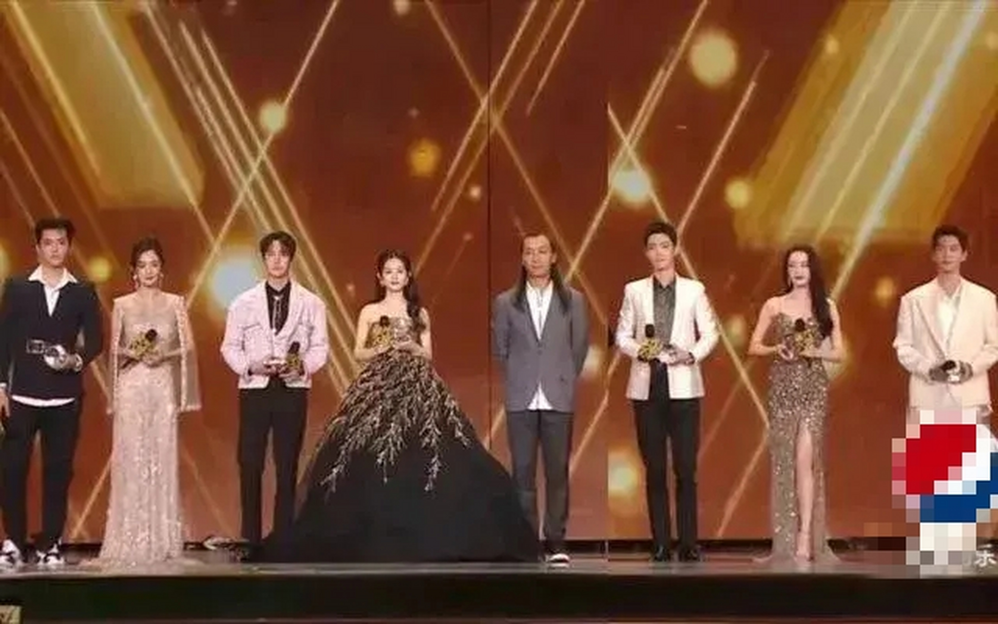 这是一个关于肖战,杨洋和迪丽热巴身高的问题.