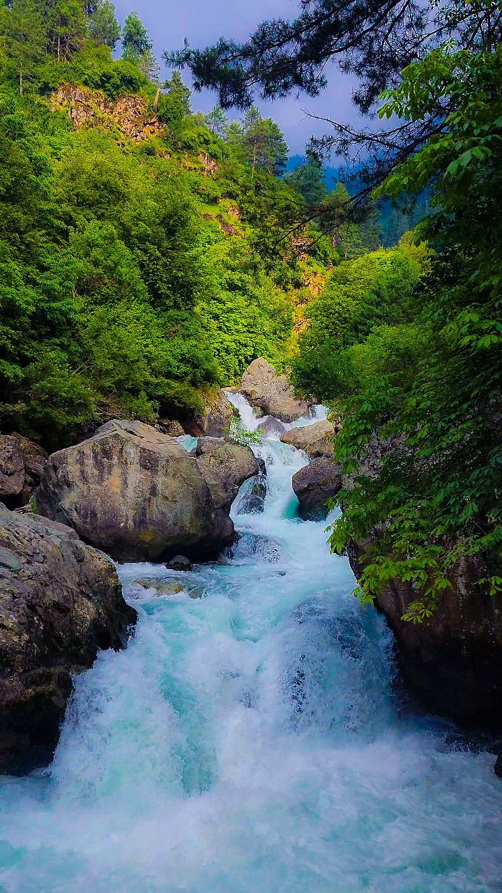 60山间溪水清澈见底, 60令人耳目一新,赋予色彩以使其接近, 60