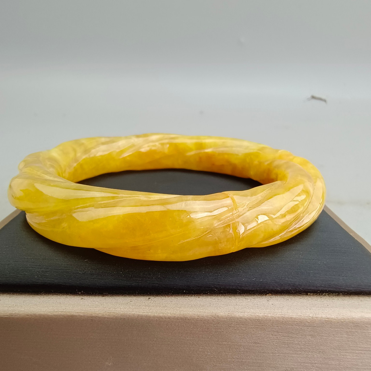古玉老玉古董收藏的古代缅甸冰种黄翡老翡翠麻花手镯 手工雕刻 包浆