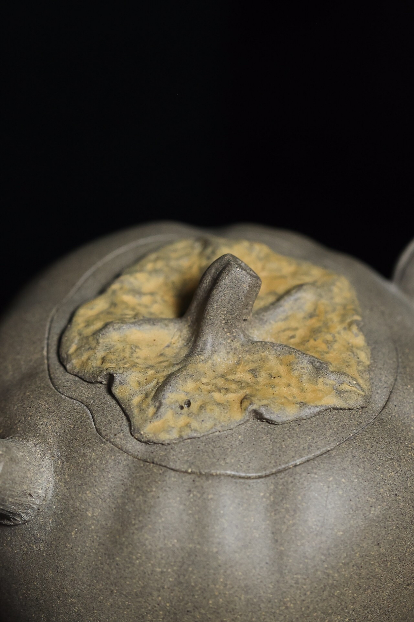 茄瓜造型的紫砂壶,陈诺出品,容量150.7孔出水,壶型饱满圆润,可爱动人.