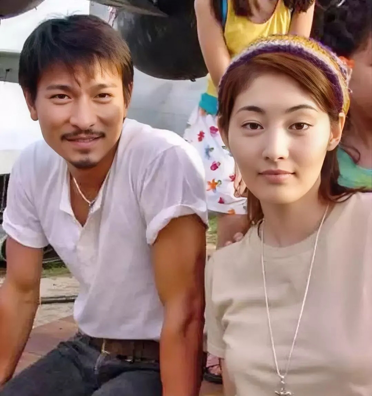 这时候的刘德华正处于颜值巅峰期,小胡子造型男人味十足!