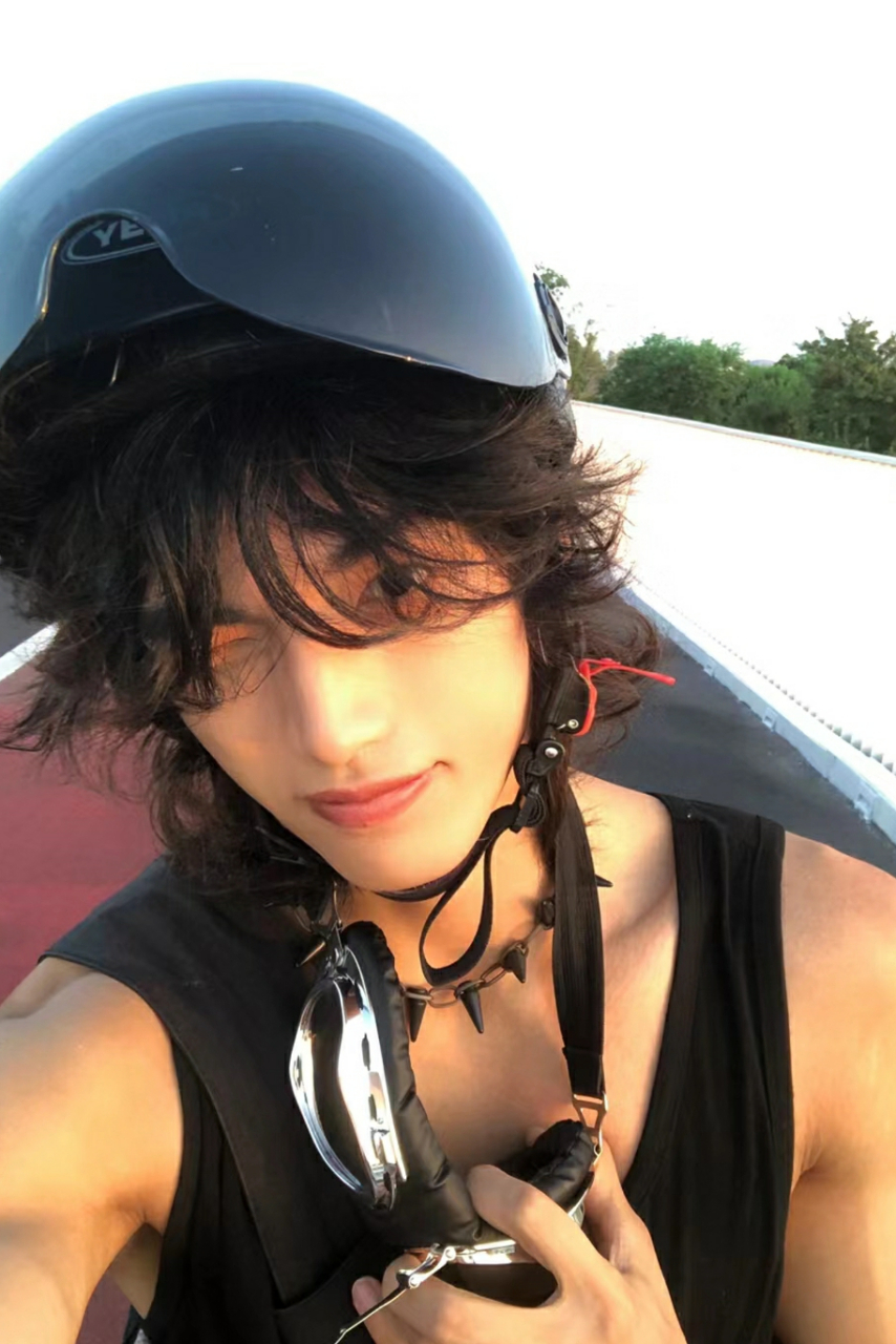 很喜欢这个长发帅哥,很少有留着长发还这么有气质的,也许是我少见多怪