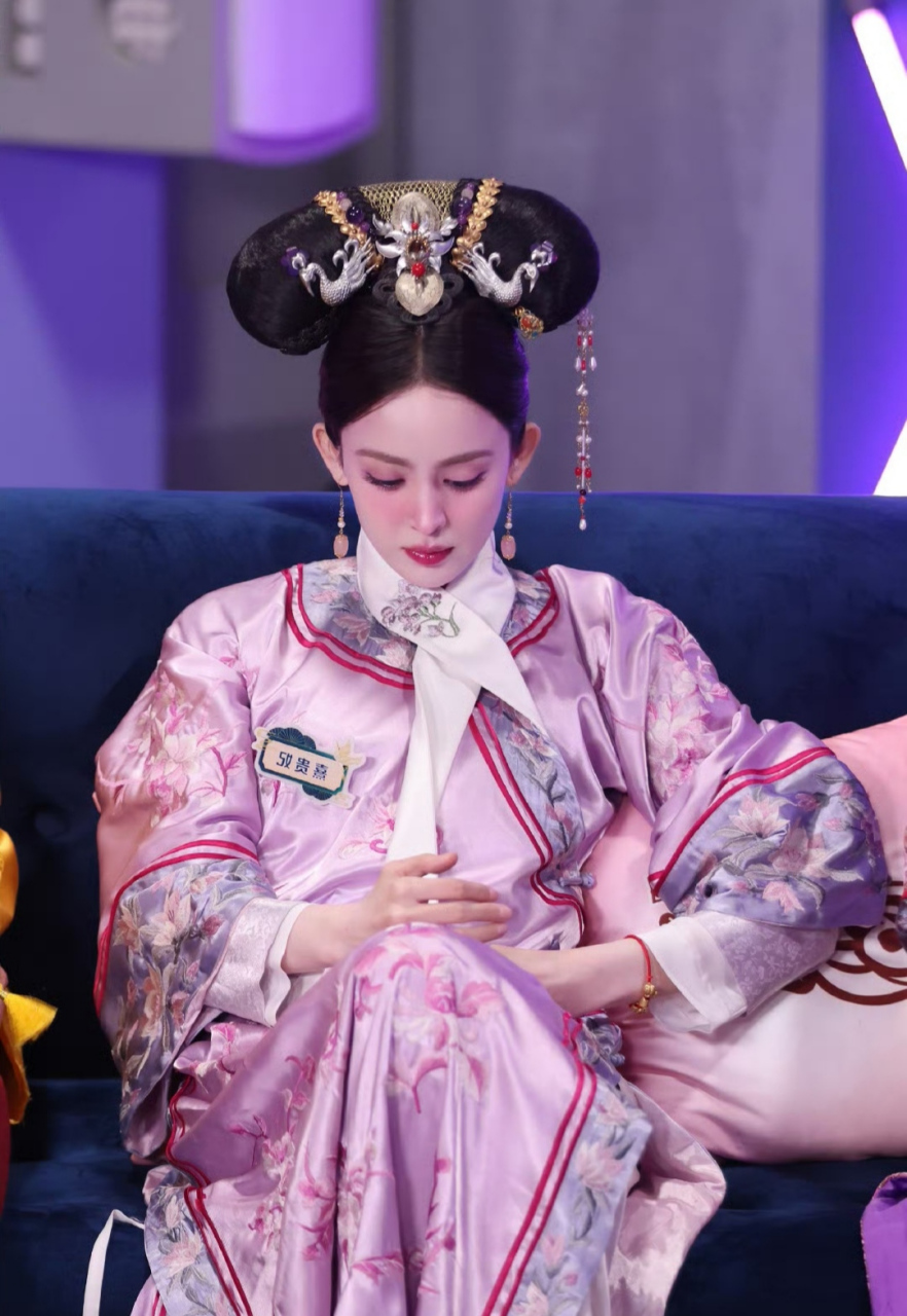 异域女神#古力娜扎# 一身清宫古风造型,肤白貌美的容颜,精致立体的