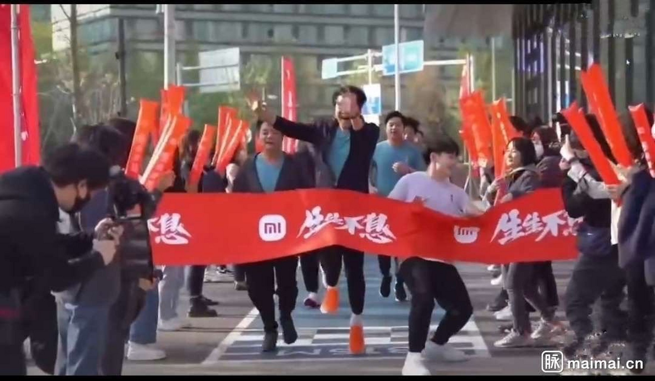小米内部生生不息跑步,一个白衣小伙一直跑在雷军前面,过终点线的时候