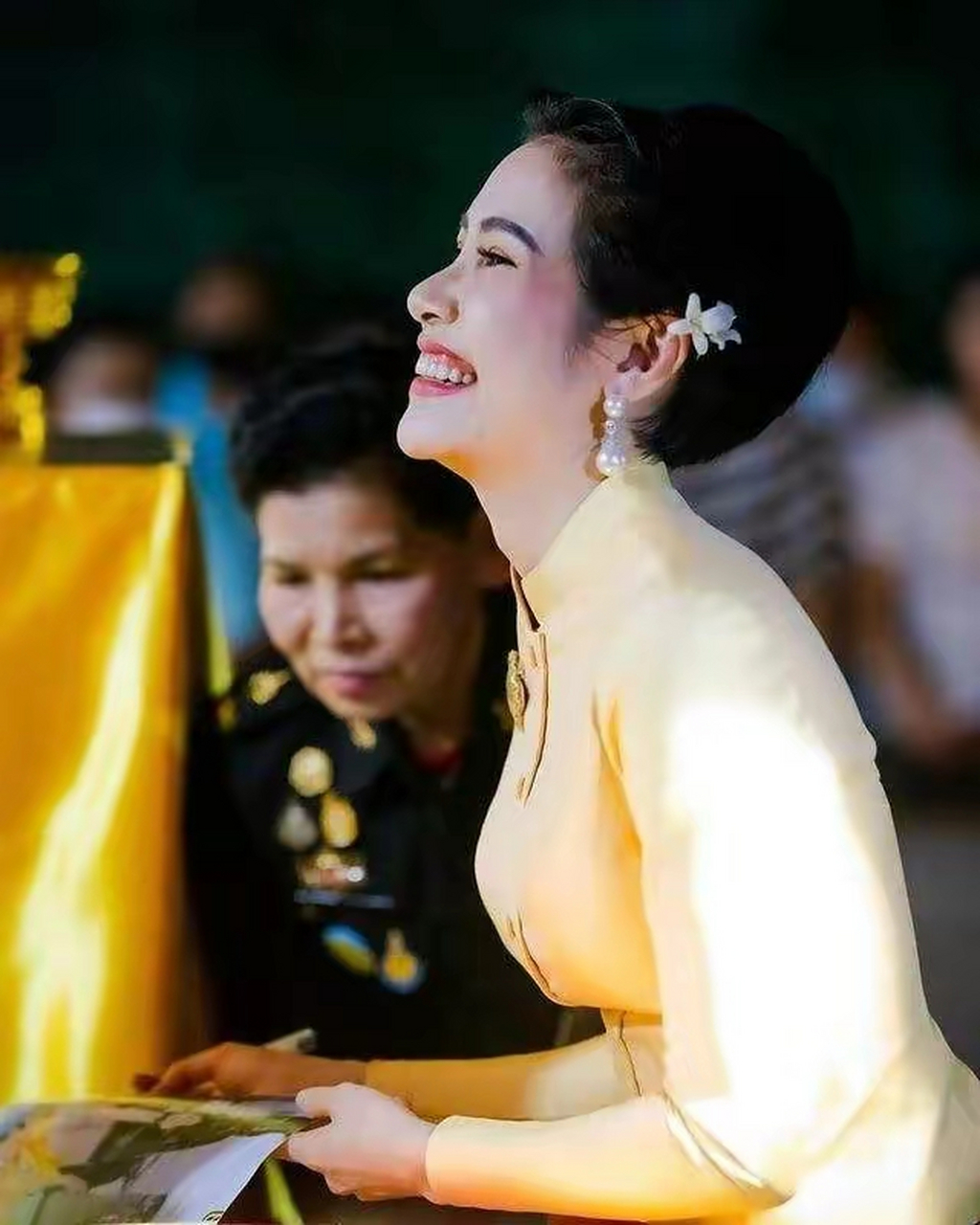 诗妮娜私照曝光太豪放!穿无袖迷你裙太性感,和贵妃形象判若两人