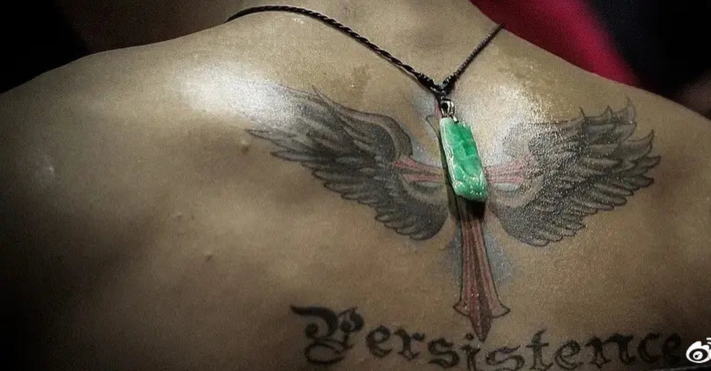 张继科的翡翠吊坠和后背的纹身真的是天衣无缝啊!