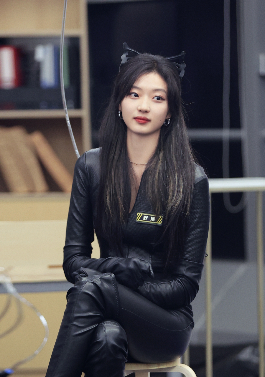 孙千一身黑色穿搭,配上长发,又酷又飒!