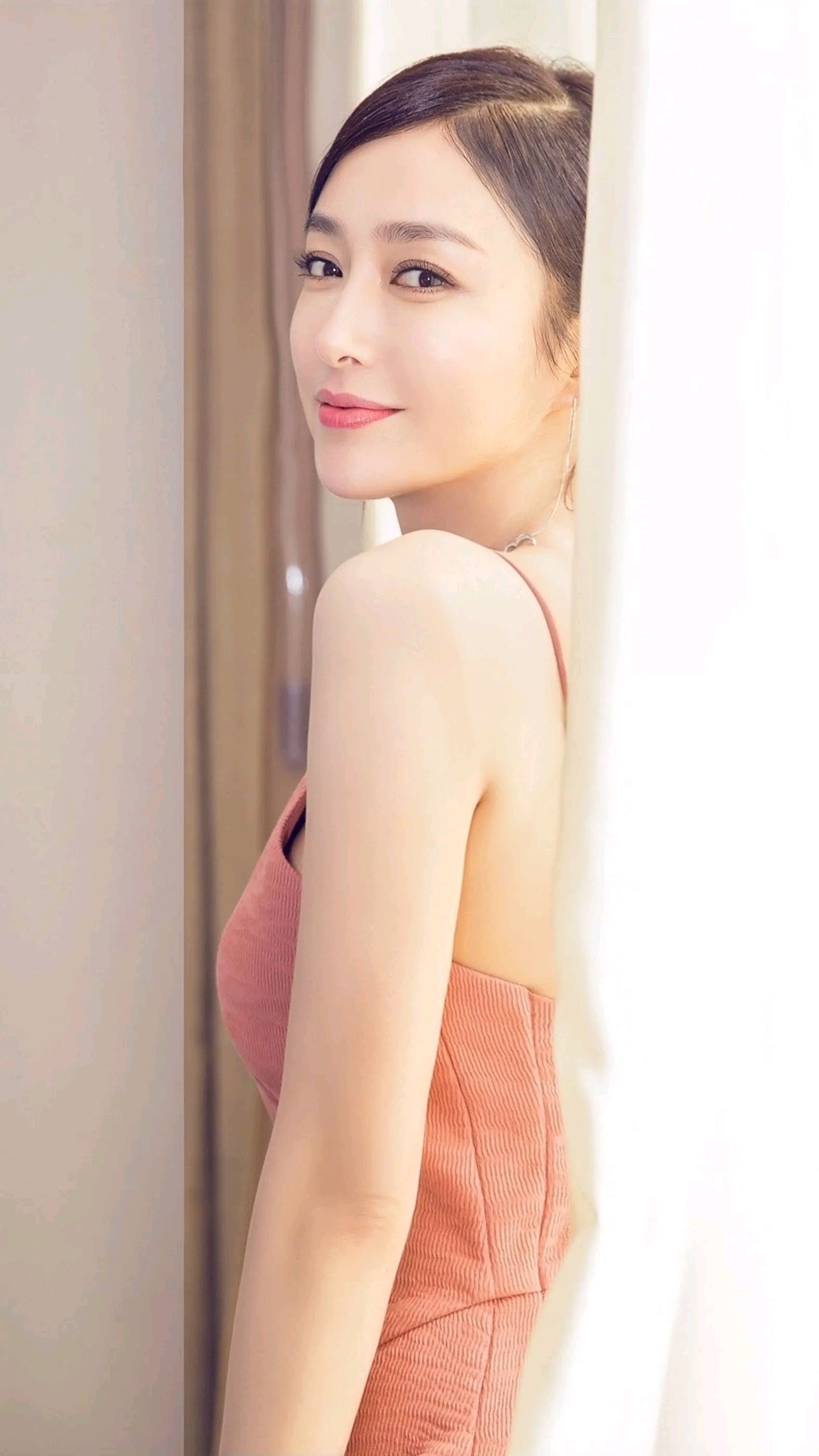 气质女神秦岚身姿卓越,美得像二十岁的少女