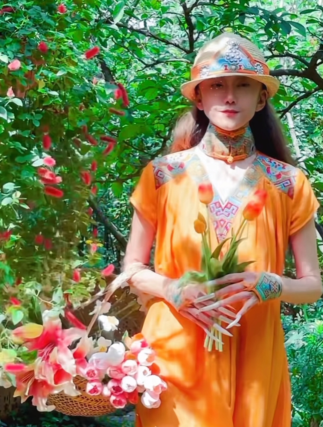 杨丽萍晒私人花园,挎篮子采花如仙子,与孔雀公鸡为伴,配文深思