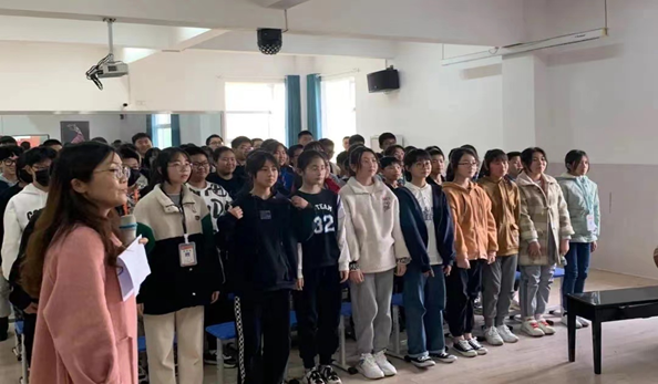 新疆克州二中与戴泽初中共同举行主题云班会