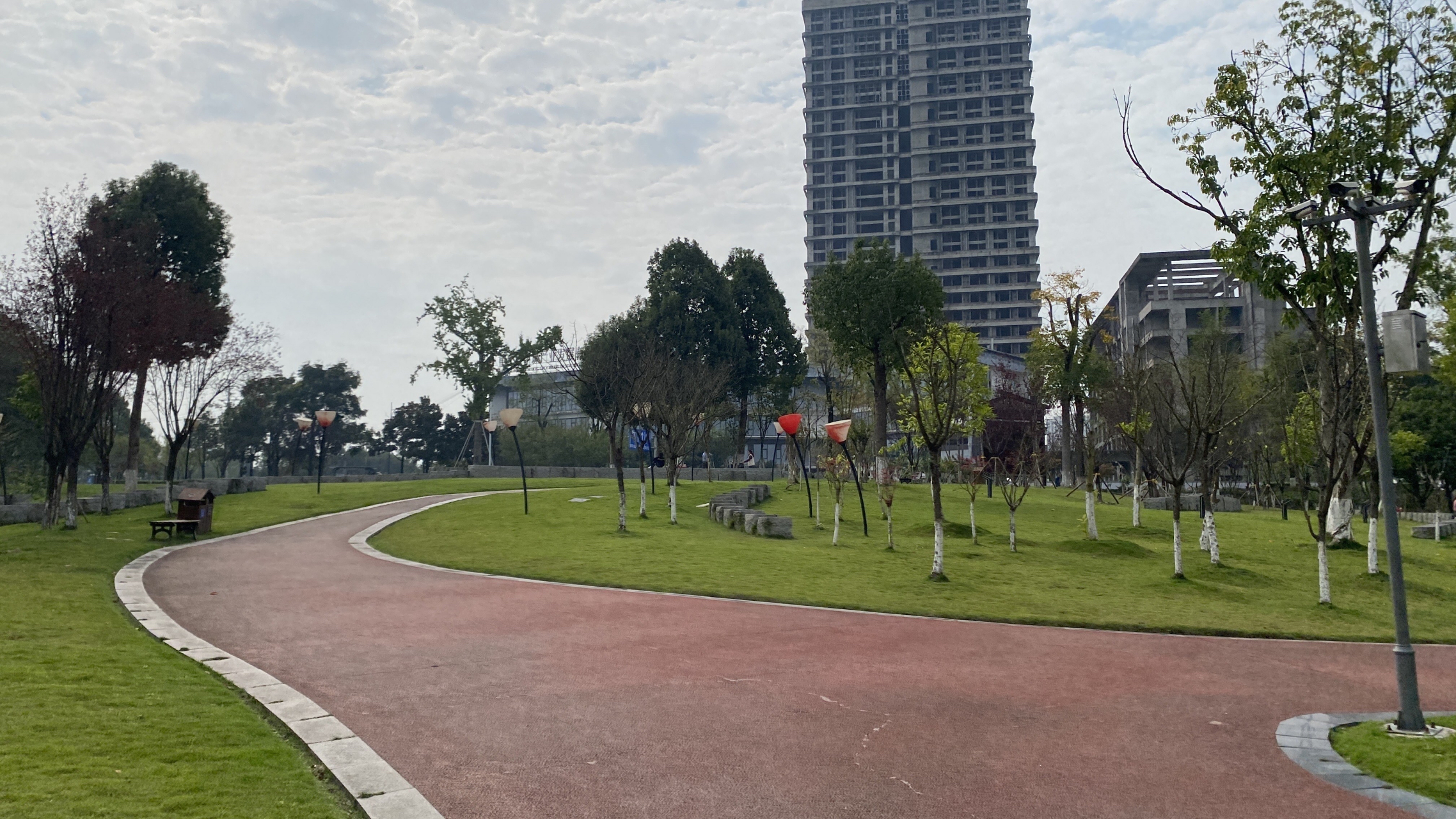 重庆金凤花房子湿地公园是一个集休闲,观光,游玩于一体的综合性公园.