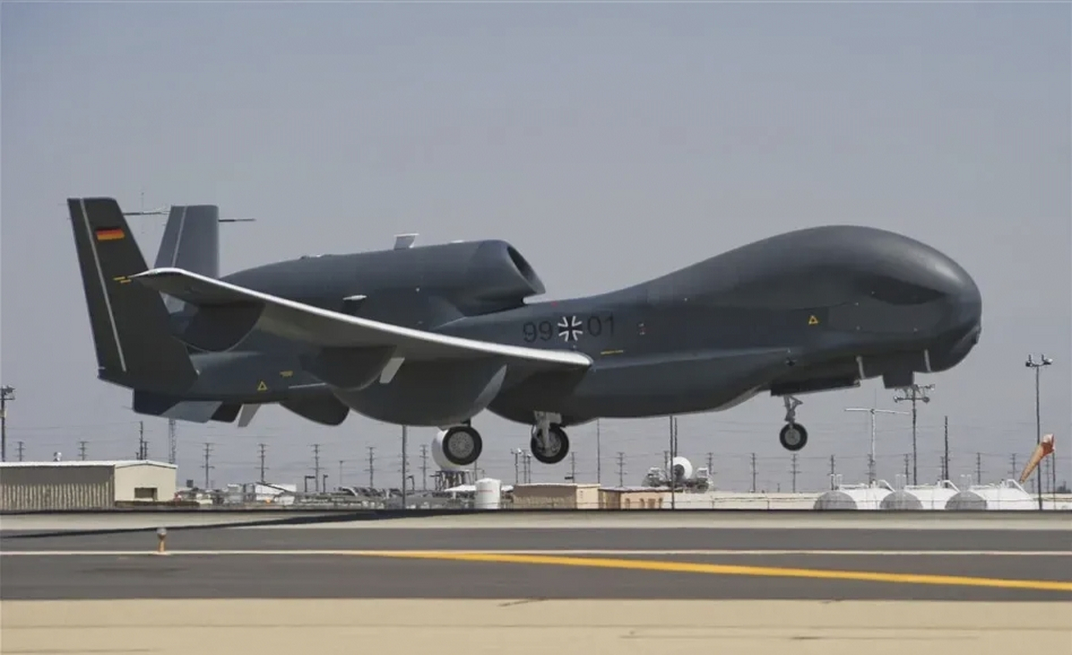 全球排名第一的无人机就是美国的rq-4a全球鹰无人机.