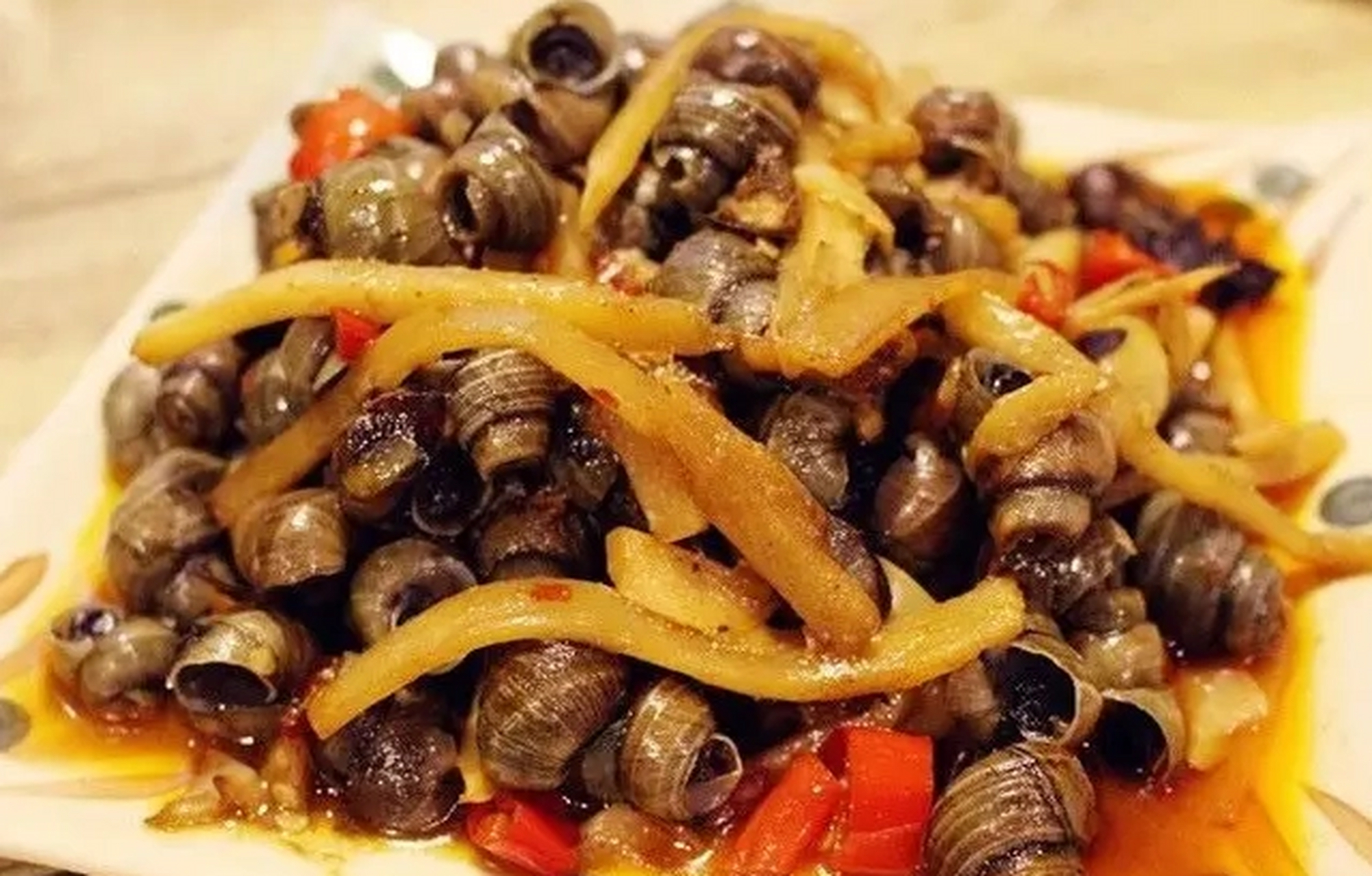 南宁特色美食_炒螺  南宁炒螺是南宁特色美食之一,以野生淡水田螺为主