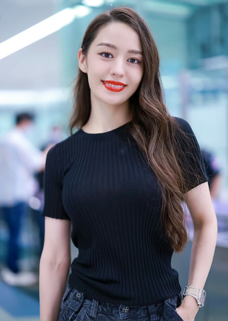 吉娜爱丽丝# 黑色紧身短t干净利落有点像女特工