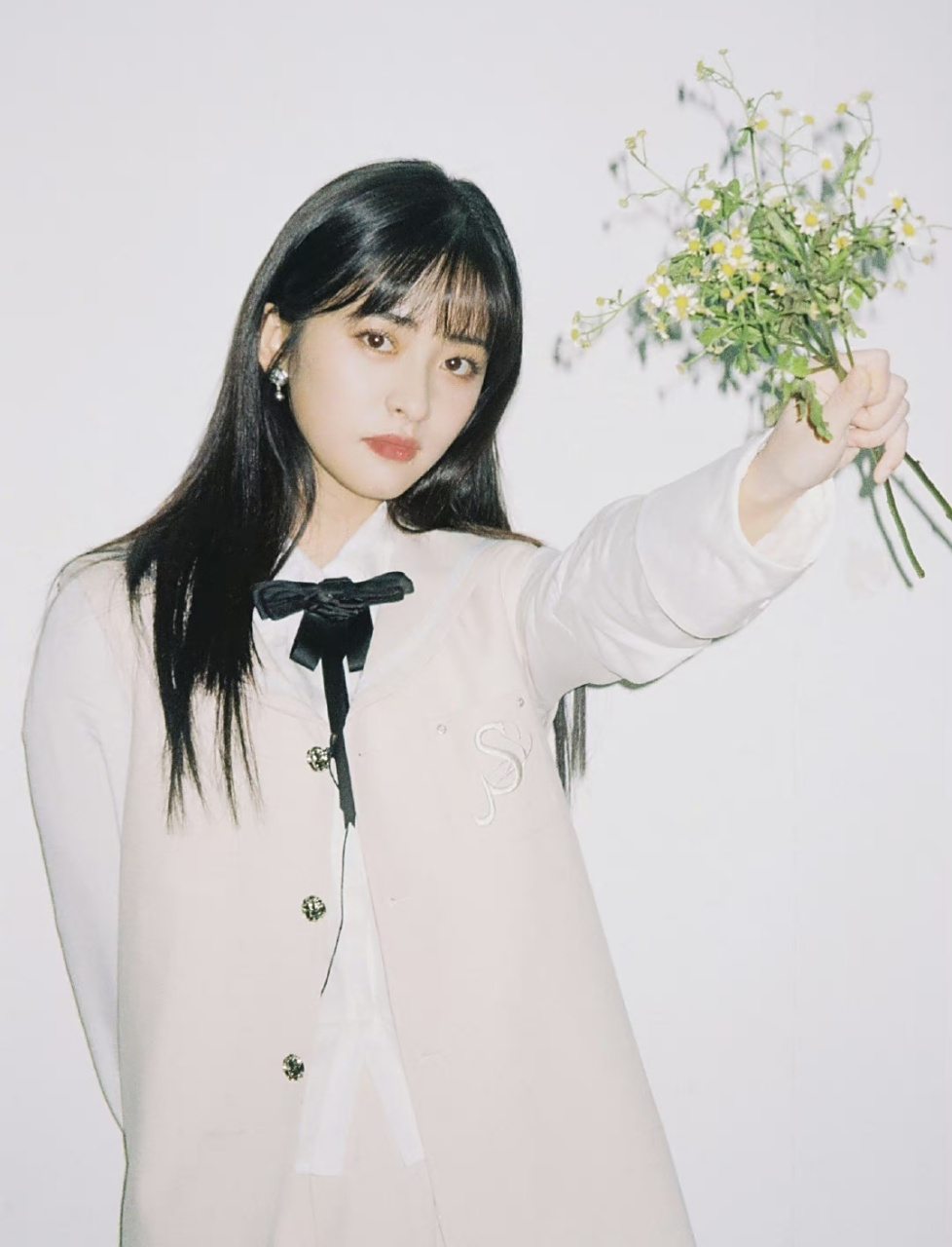 沈月分享营业照,甜美文静的气息扑面而来,齐刘海显得太乖了.