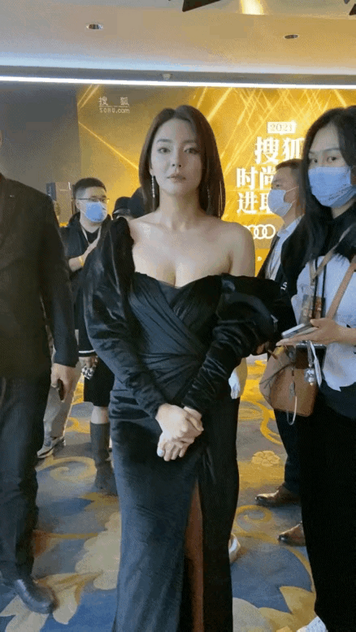 张雨绮也逃不过中年发福的命运,她怎么突然胖成这个样子,整个人变得