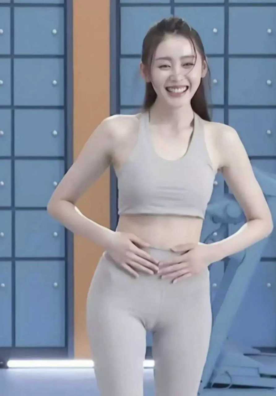 健身房的美女们也可以穿这身  #张天爱# #明星# #日常穿搭