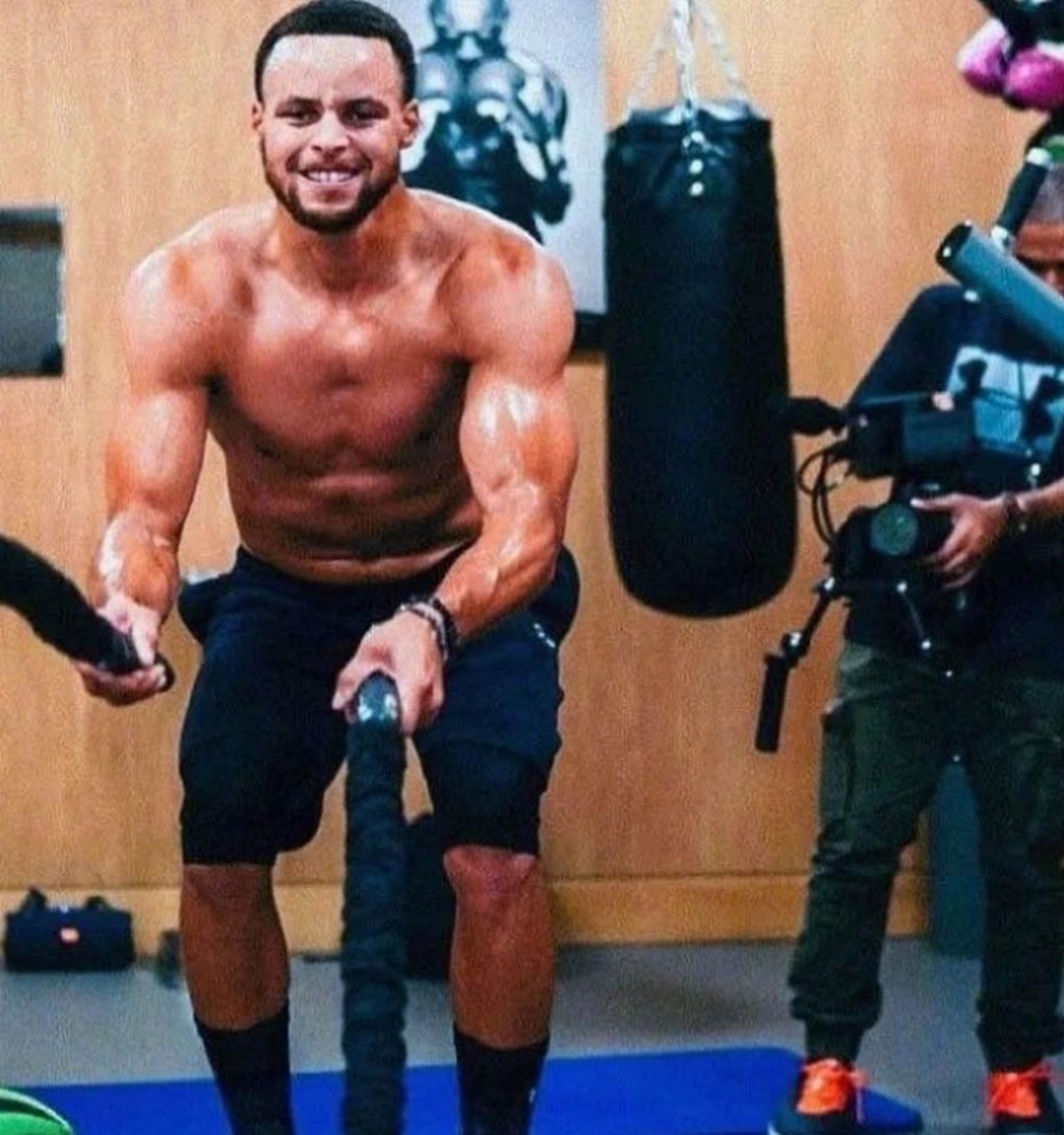 弹跳同威少,卧推胜詹皇,速度追哈里斯!不要被库里的娃娃脸外表欺骗了!