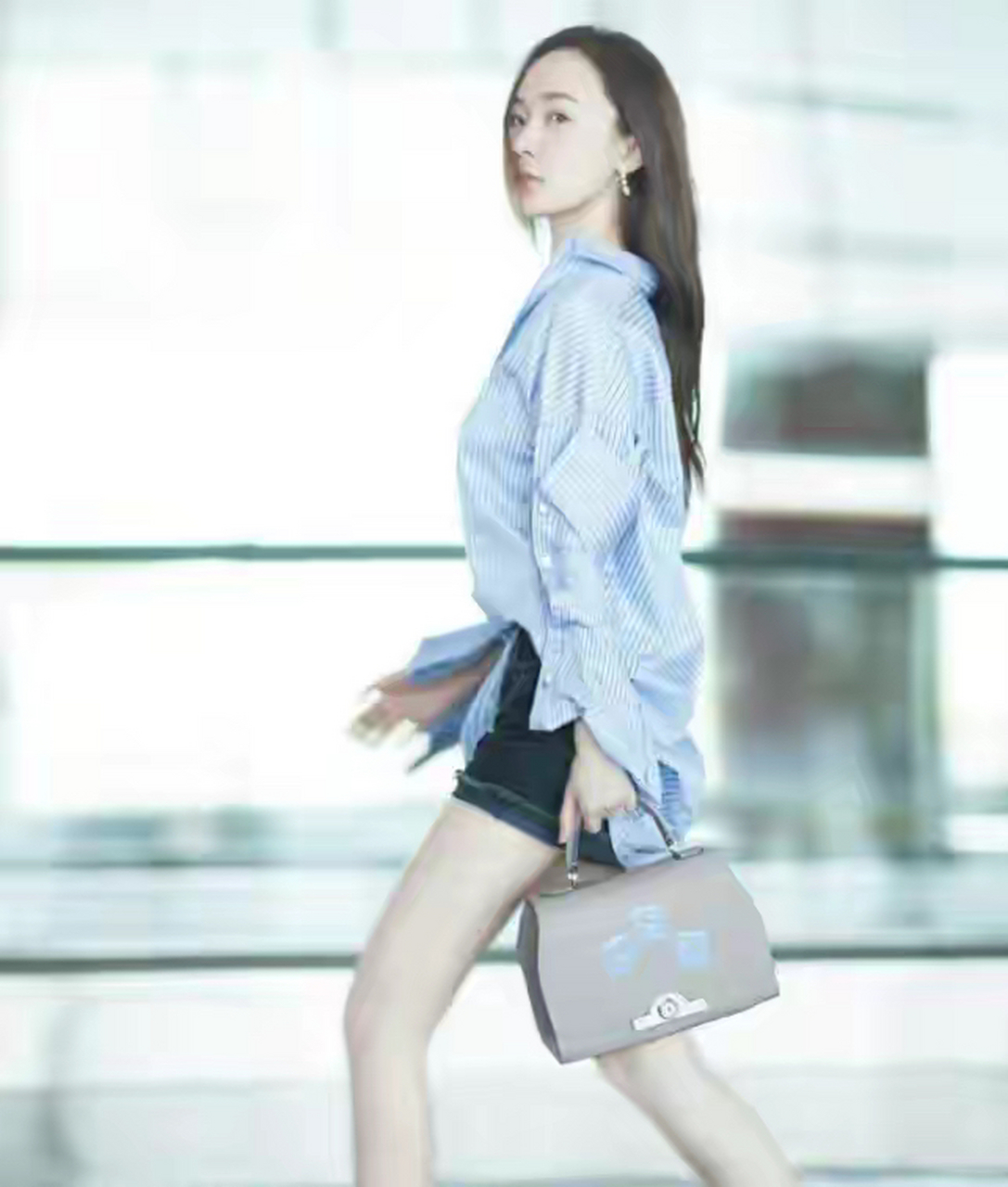 霍思燕穿着一身黑色的翻边儿的牛仔短裤,这样的牛仔短裤看起来也是