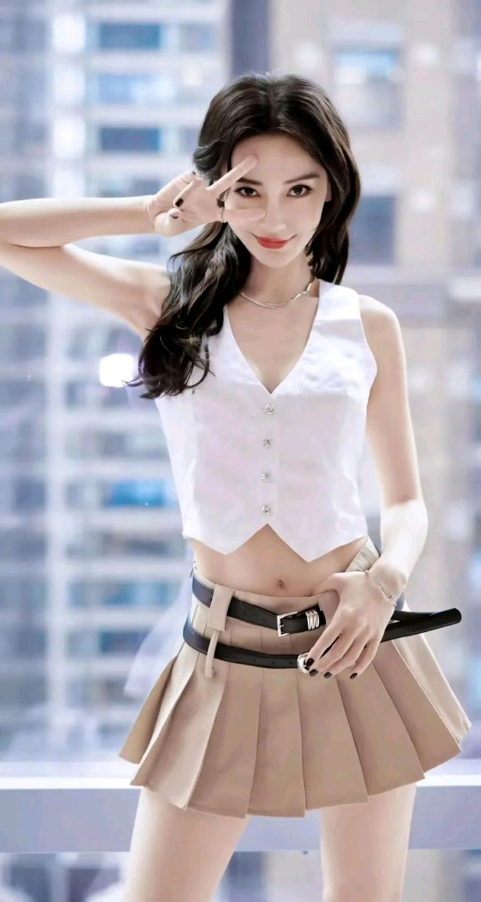 杨颖教你如何搭配迷你短裙才好看,米色短裙搭配白色马甲或白色针织衫