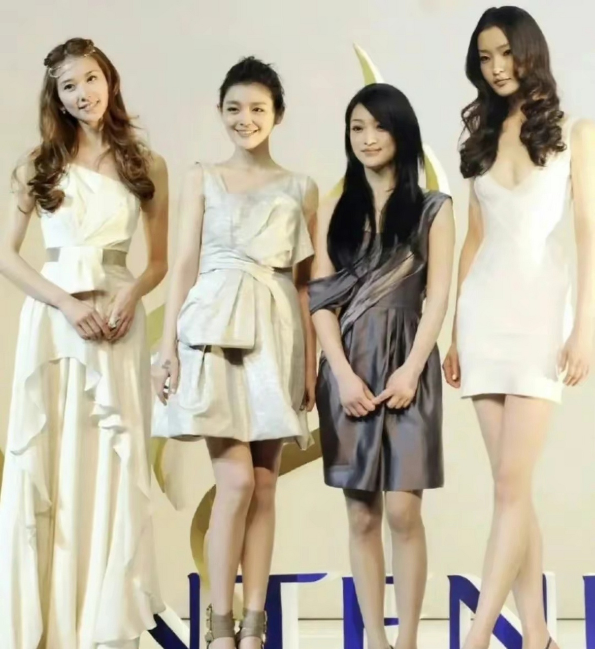 看看她和张柏芝的合照你就有答案#清明节寄哀思