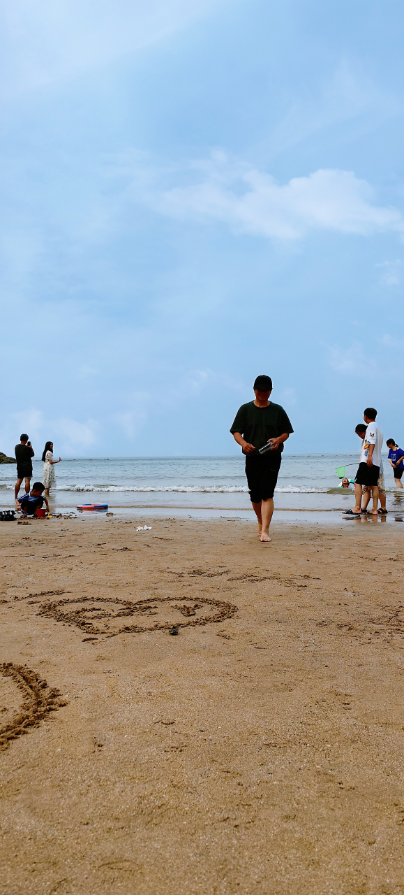 连云港连岛沙软浪柔走滩舒服 67姥爷乐遛娃含饴弄孙戏水畅快/徐景洲
