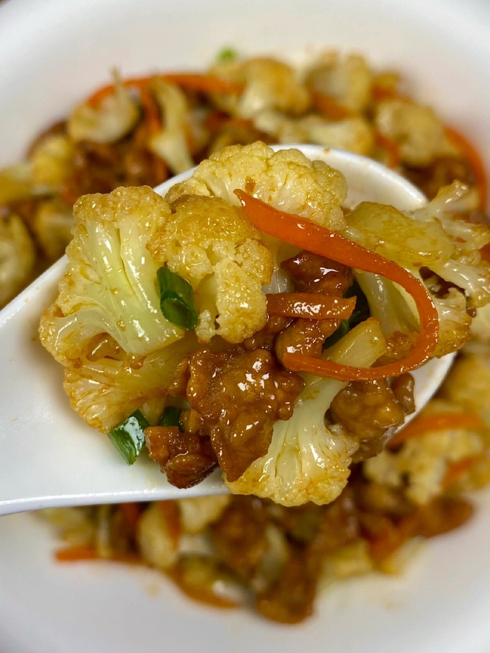 花菜胡萝卜炒肉这样做好好吃哇 口感清甜脆嫩,肉丁嫩滑可口 食材:瘦肉