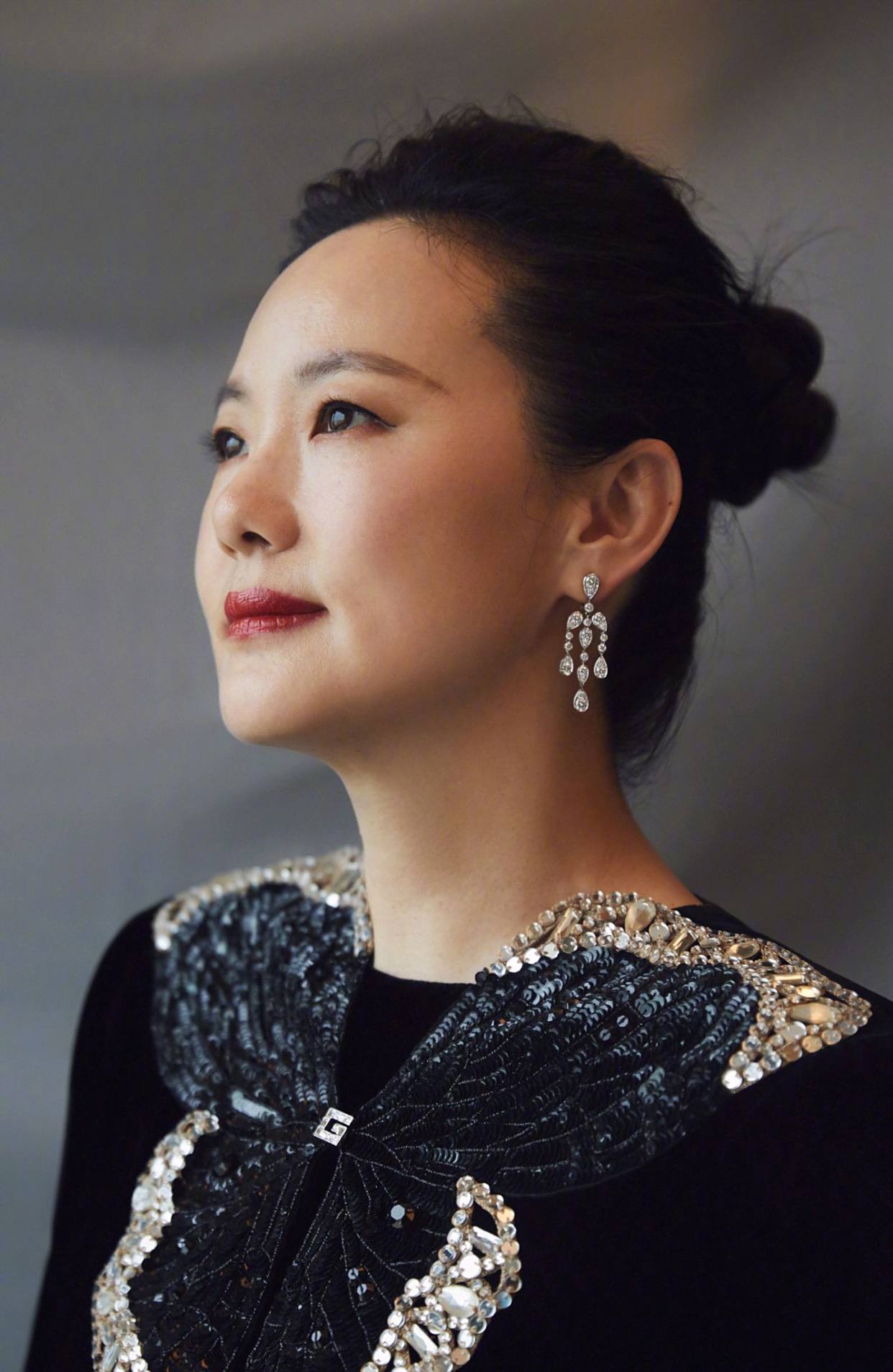 咏梅身着黑色丝绒礼服裙搭配卡地亚珠宝,华贵典雅