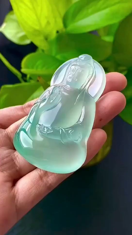 湖水绿翡翠吊坠