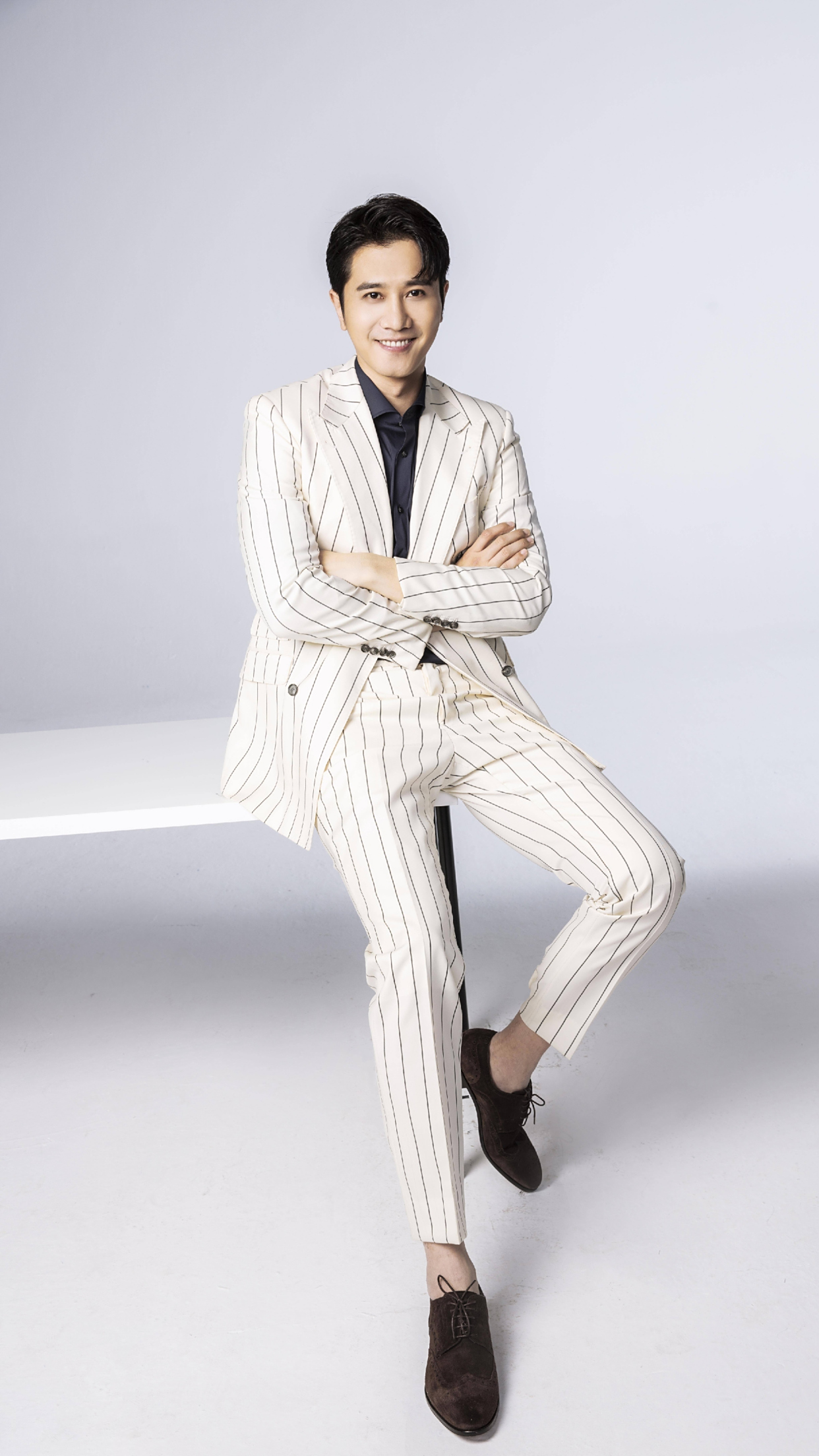 演员彭冠英,在影视剧中多次饰演霸道总裁,来看穿西装的帅哥