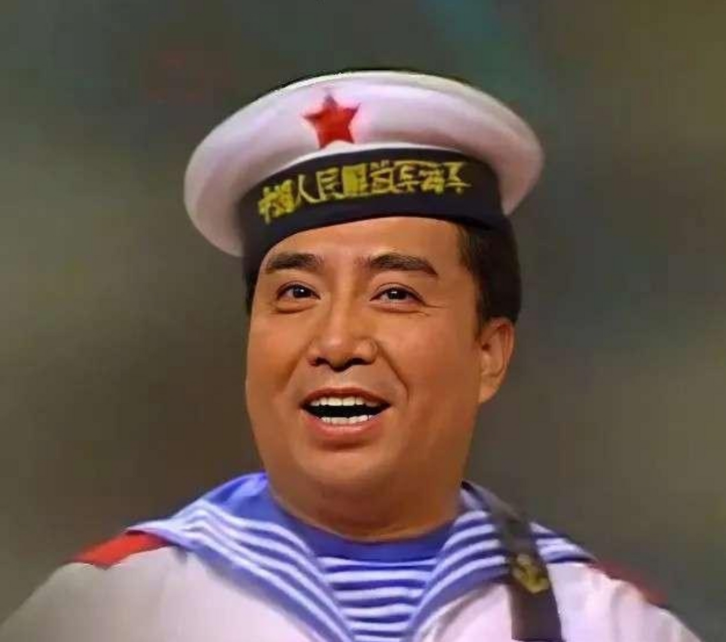 年轻时的李双江老师,那时候的他不戴眼镜,穿着一身海军服,正在深情的