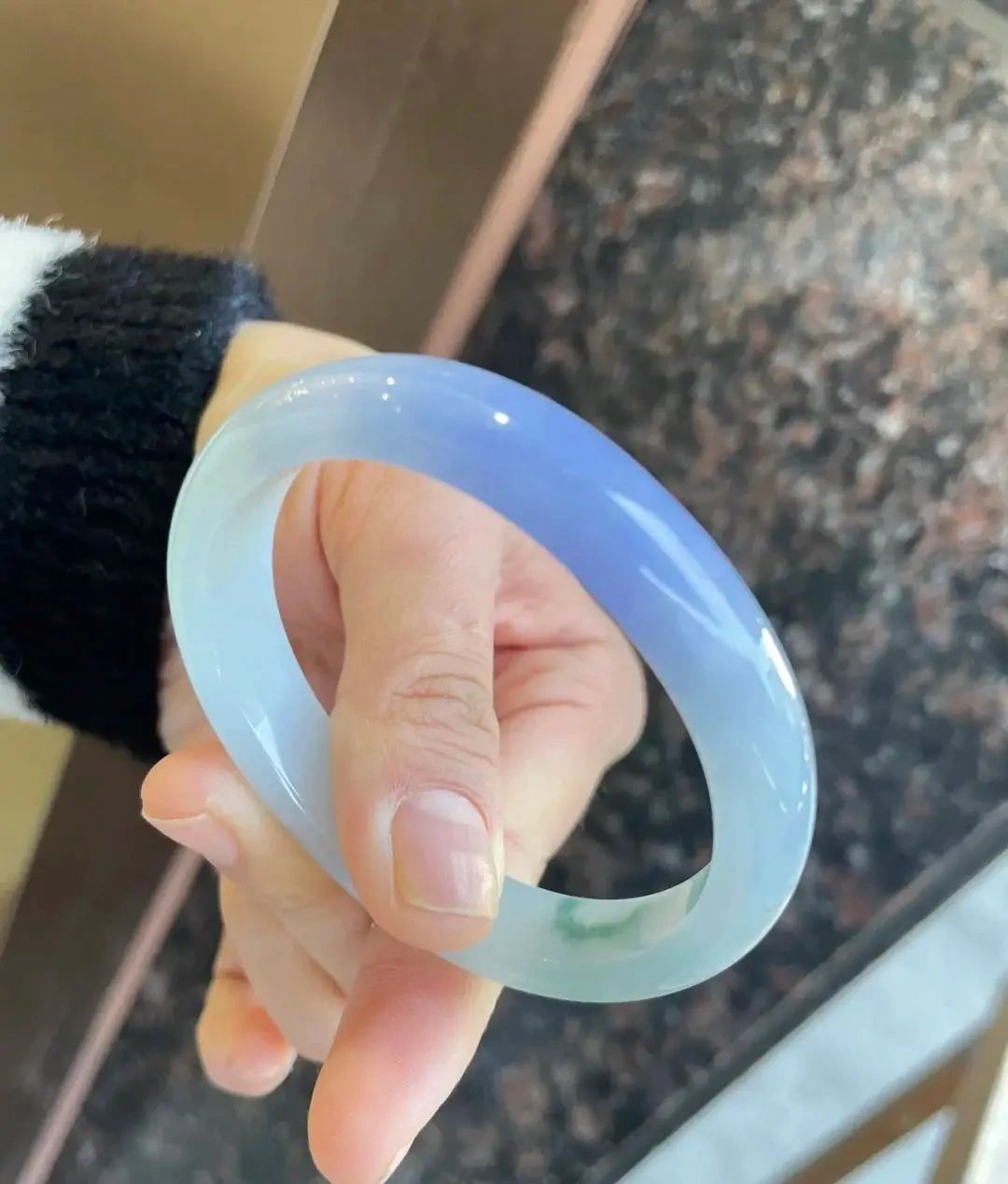 梦幻蓝紫色的翡翠手镯,它深蓝色变微紫非常独特 翡翠手镯「话题」